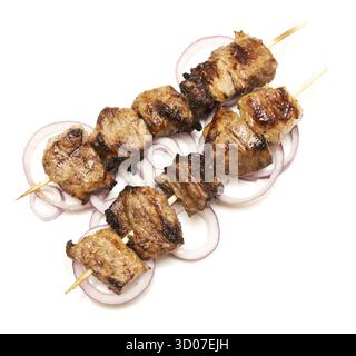 Brochettes de porc isolé sur fond blanc Banque D'Images