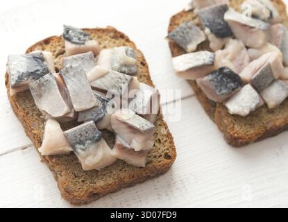 Deux sandwiches ouverts avec le hareng Banque D'Images