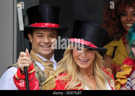 Londres, Royaume-Uni. 21 octobre 2025. Amanda Holden devant les studios de Global Radio dans une tenue de maître de sonnerie avec des membres de la distribution de Come Alive Circus Spectacular qui joue maintenant dans Earls court à Londres. Banque D'Images
