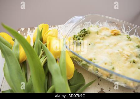 Cocotte lumineuse avec brocoli, fromage et crème, gros plan Banque D'Images