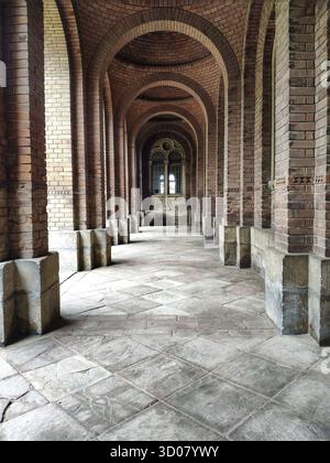 Vieille arche en brique avec des carreaux sur le sol et des portes fermées. Éléments de décorations architecturales des bâtiments, des arches et des colonnes, porte et fenêtre openi Banque D'Images
