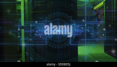 Superposition de données holographiques brillante éclairant le couloir du centre de données, avec armoires de serveur Banque D'Images