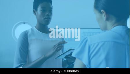 Présentation de la tablette, gestes de l'agent de bord dans l'allée de la cabine de l'avion à un collègue, espace de copie Banque D'Images