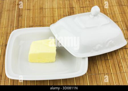 Plat ovale avec le bouchon d'huile sur une serviette en bambou Banque D'Images