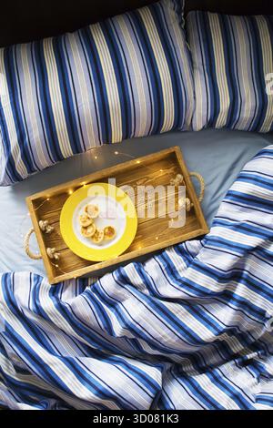 Crêpes au fromage sur un plateau-petit-déjeuner au lit, l'inscription I love you-préparé Saint Valentin Banque D'Images