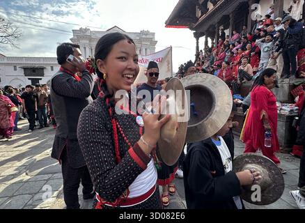 Katmandou, Népal. 22 octobre 2025. Une fille de la communauté ethnique de Newar joue de la musique traditionnelle participant à un rassemblement culturel pour célébrer le nouvel an 1146 du Népal Sambat à Katmandou, Népal, le 22 octobre 2025. Nepal Sambat, fondé par Shankhadhar Sakhwa, est un calendrier lunaire national du Népal qui commence chaque année le 'Mha Puja', le quatrième jour du festival Tihar. (Crédit image : © Sunil Sharma/ZUMA Press Wire) USAGE ÉDITORIAL SEULEMENT ! Non destiné à UN USAGE commercial ! Banque D'Images