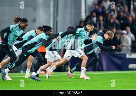 Copenhague, Danemark. 21 octobre 2025. Les joueurs du FC Copenhague s’échauffent pour le match de Ligue des champions de l’UEFA entre le FC Copenhague et le Borussia Dortmund à Parken à Copenhague. Crédit : Gonzales photo/Alamy Live News Banque D'Images