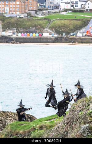 DATE DE CORRECTION RETRANSMISE les paddleboarders du Newquay Activity Centre entrent dans l'esprit d'Halloween après une pagaie tôt le matin à l'aube à travers Newquay Bay à Cornwall, où les amateurs de sports nautiques préparent des tenues pour une semaine de célébration des activités dans la ville balnéaire pendant Spooky Newquay pendant les vacances d'Halloween, à partir du samedi 25 octobre. Date de la photo : mercredi 22 octobre 2025. Banque D'Images