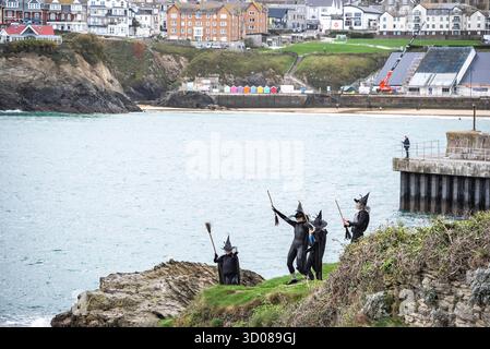DATE DE CORRECTION RETRANSMISE les paddleboarders du Newquay Activity Centre entrent dans l'esprit d'Halloween après une pagaie tôt le matin à l'aube à travers Newquay Bay à Cornwall, où les amateurs de sports nautiques préparent des tenues pour une semaine de célébration des activités dans la ville balnéaire pendant Spooky Newquay pendant les vacances d'Halloween, à partir du samedi 25 octobre. Date de la photo : mercredi 22 octobre 2025. Banque D'Images