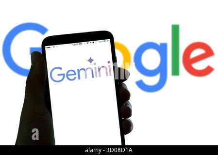 Barcelone, Espagne. 20 octobre 2025. Dans cette illustration photo, le logo du chatbot ai Gemini de Google est vu sur un écran de téléphone mobile. (Photo de Davide Bonaldo/Sipa USA) crédit : Sipa USA/Alamy Live News Banque D'Images