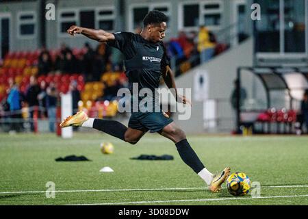 Gloucester, Angleterre, Royaume-Uni, 21 octobre 2025. Sopuruchukwu Obieri de l'AFC de Gloucester City se réchauffe avant le match de football de la Southern League premier South Gloucester City AFC contre Berkhamsted (crédit : Luke Hastings/Alamy Live News) Banque D'Images