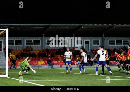 Gloucester, Angleterre, Royaume-Uni, 21 octobre 2025. Elis Watts de Gloucester City AFC marque un but lors du Southern League premier South Football match Gloucester City AFC contre Berkhamsted (crédit : Luke Hastings/Alamy Live News) Banque D'Images