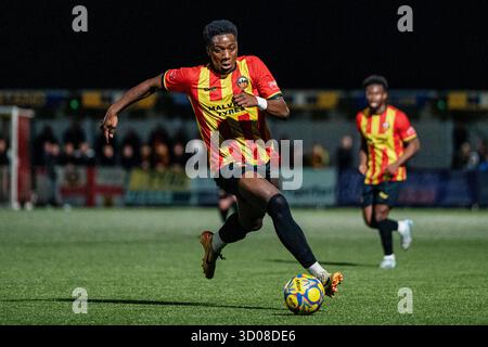 Gloucester, Angleterre, Royaume-Uni, 21 octobre 2025. Sopuruchukwu Obieri de l'AFC de Gloucester City traverse le milieu de terrain lors du Southern League premier South Football match Gloucester City AFC contre Berkhamsted (crédit : Luke Hastings/Alamy Live News) Banque D'Images