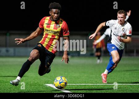 Gloucester, Angleterre, Royaume-Uni, 21 octobre 2025. Le roi Baidoo de Gloucester City AFC dribble dans la boîte de Berkhamsted pendant le Southern League premier South Football match Gloucester City AFC contre Berkhamsted (crédit : Luke Hastings/Alamy Live News) Banque D'Images