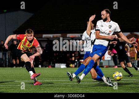 Gloucester, Angleterre, Royaume-Uni, 21 octobre 2025. Dylan Jones de l'AFC de Gloucester City prend un tir et marque pendant le match de football de la Southern League premier South Gloucester City AFC contre Berkhamsted (crédit : Luke Hastings/Alamy Live News) Banque D'Images