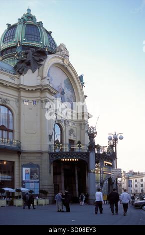 Prague, République tchèque – 23 MAI 2001 : la Maison municipale, Obecni Dum, une architecture Art Nouveau. Personnes non identifiées, usage éditorial. Banque D'Images