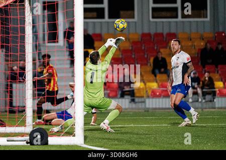 Gloucester, Angleterre, Royaume-Uni, 21 octobre 2025. Charlie Horlock de Berkhamsted fait une sauvegarde contre King Baidoo de Gloucester City AFC lors du Southern League premier South Football match Gloucester City AFC contre Berkhamsted (crédit : Luke Hastings/Alamy Live News) Banque D'Images