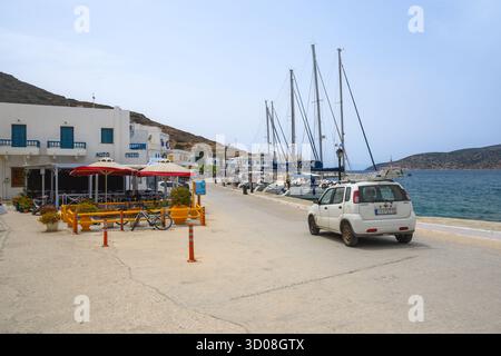 Katapola, Amorgos - 18 mai 2024 : rue le long de la mer à Katapola sur l'île d'Amorgos. Cyclades, Grèce Banque D'Images