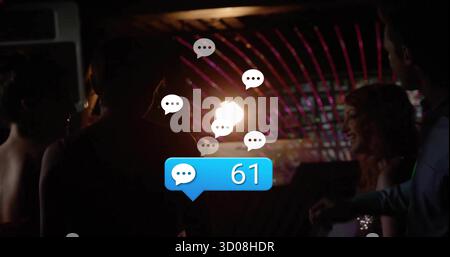 Bulle de notification bleue flottante montrant 61 planant au-dessus du club avec des bandes LED néon et une cabine DJ Banque D'Images