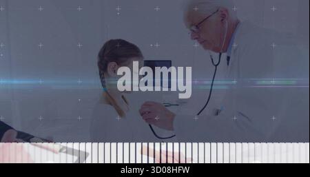 Docteur en manteau blanc plaçant stéthoscope sur la fille au bureau médical, avec tablette et moniteur, espace de copie Banque D'Images