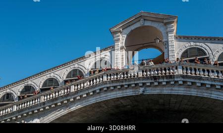 Le célèbre pont du Rialto sur le Grand canal à Venise, Italie Banque D'Images