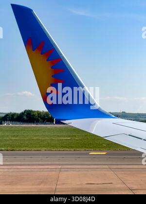 Vue à travers la fenêtre de l'avion au départ de l'aéroport de Bristol à bord d'un vol Jet2holidays à destination d'Ibiza, le 18 mai 2025 Banque D'Images