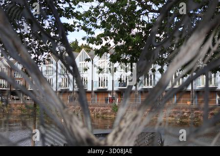 Chichester canal Basin Waterside Housing Chichester West Sussex UK Banque D'Images