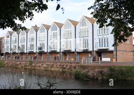 Chichester canal Basin Waterside Housing Chichester West Sussex UK Banque D'Images