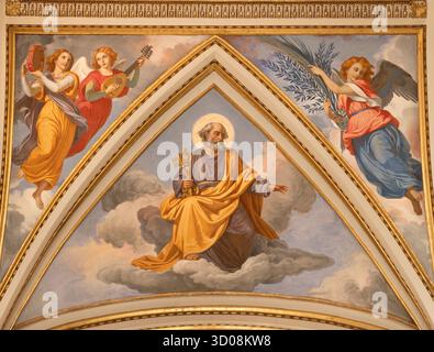 CAVA DE TIRRENI, ITALIE - 7 OCTOBRE 2025 : le plafond fresque de l'apôtre Pierre parmi les anges dans l'église Abbazia Santissima Trinita Banque D'Images