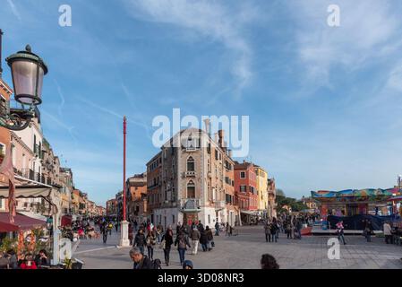 Portrait d’un fêteur masqué posant dans la place Mark, Carnaval de Venise, 2016 Banque D'Images