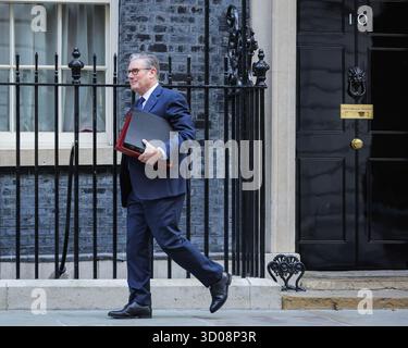 Londres, Royaume-Uni. 22 octobre 2025. Le premier ministre Sir Keir Starmer quitte le 10 Downing Street pour répondre aux questions du premier ministre (PMQ) au Parlement. Crédit : Imageplotter/Alamy Live News Banque D'Images