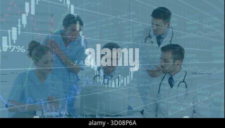 Équipe médicale analysant les graphiques de marché et les données cliniques sur ordinateur portable dans la chambre d'hôpital avec stéthoscopes Banque D'Images