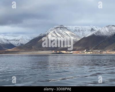 Vue panoramique sur les montagnes enneigées autour du village de Pyramiden à Svalbard, Norvège Banque D'Images
