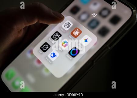 Schwerin, Allemagne. 22 octobre 2025. Plusieurs applications d’IA peuvent être vues sur un écran de smartphone, dont ChatGPT, Claude, Gemini, Perplexity, Microsoft CoPilot, Meta ai, Grok et DeepSeek. Les applications sont regroupées dans un dossier intitulé 'ai'. Les applications d'intelligence artificielle de divers fournisseurs façonnent de plus en plus la vie numérique quotidienne - des générateurs de texte et d'images aux fonctions de recherche et d'assistance. Crédit : Philip Dulian/dpa/Alamy Live News Banque D'Images