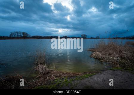 Paysage de rive du lac avec ciel nuageux, Stankow, Pologne orientale Banque D'Images