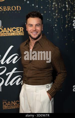 Chris Hughes arrive sur le tapis rouge du gala des étoiles 2025 de Dancers Against cancer à Beverly Hills, CA, le 21 octobre 2025. (Photo de Connor Terry/Sipa USA) crédit : Sipa USA/Alamy Live News Banque D'Images