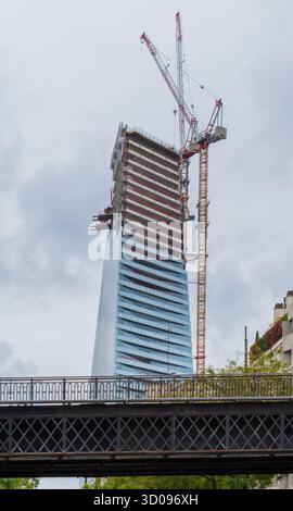 Paris, France - 10 22 2025 : construction de la tour Triangle et au premier plan, de la petite ceinture, ancienne ligne de chemin de fer autour de Paris Banque D'Images