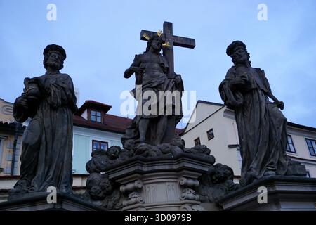 Gros plan de la statue du Saint Sauveur Jésus-Christ avec les Saints Cosmas et Damian sur le pont Charles, Prague, République tchèque Banque D'Images