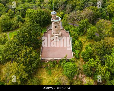 Un vieux château d'eau s'élève au milieu d'arbres denses à Gothenburg, en Suède. Cette structure historique offre un aperçu du passé de la ville tout en mélangeant harmon Banque D'Images