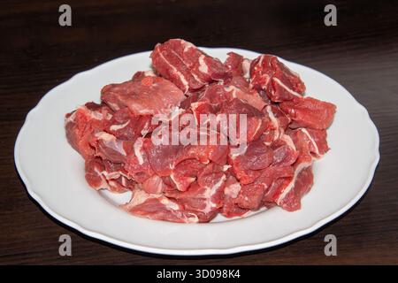Morceau de bœuf cru, prêt à hacher, à aller dans le hachee. Banque D'Images
