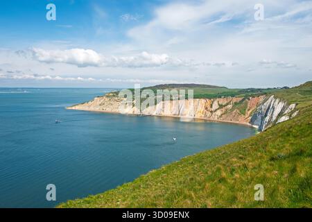 Vue panoramique sur le paysage pittoresque de magnifiques paysages côtiers avec des falaises abruptes dans une baie donnant sur l'océan Banque D'Images