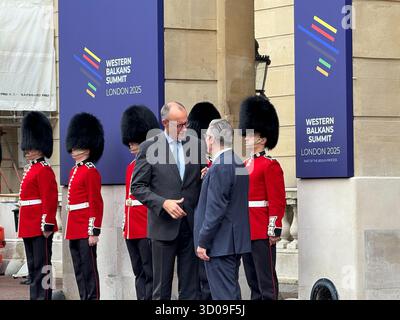 Londres, Royaume-Uni. 22 octobre 2025. Le chancelier allemand Friedrich Merz (CDU) et Keir Starmer (R), premier ministre de Grande-Bretagne, s'expriment lors du sommet des Balkans occidentaux à Lancaster House. Des chefs d'État et de gouvernement de six états des Balkans occidentaux ainsi que des responsables britanniques et européens se réunissent pour un sommet des Balkans occidentaux. Crédit : Patricia Bartos/-/dpa/Alamy Live News Banque D'Images