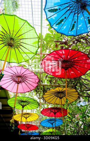 Décorations colorées de parapluies sur un coin de rue à Kampung Batik Laweyan, Solo Banque D'Images