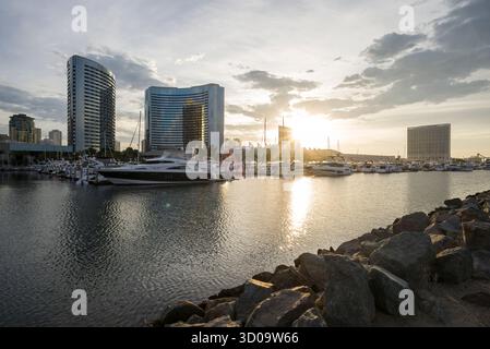 Vue depuis le parc Embarcadero Marina au lever du soleil. San Diego, Californie, États-Unis. Banque D'Images