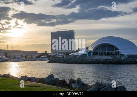 Vue depuis le parc Embarcadero Marina au lever du soleil. San Diego, Californie, États-Unis. Banque D'Images