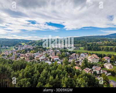 Collalbo, Italie - 04 octobre 2025 : vue aérienne de Collalbo, également connu sous le nom de Klobenstein, un village sur le plateau de Ritten près de Bolzano dans le Tyrol du Sud, N. Banque D'Images