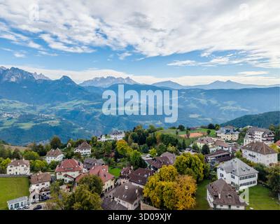 Collalbo, Italie - 04 octobre 2025 : vue aérienne de Collalbo, également connu sous le nom de Klobenstein, un village sur le plateau de Ritten près de Bolzano dans le Tyrol du Sud, N. Banque D'Images