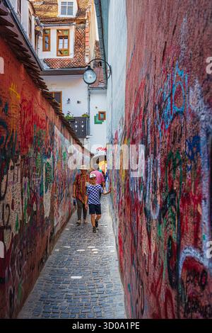 Roumanie, Transylvanie, Brasov, centre historique, Rope Street (Strada Sforii) qui est entre 1,11 et 1,35 mètres de large, considérée comme la rue publique la plus étroite d'Europe de l'est Banque D'Images