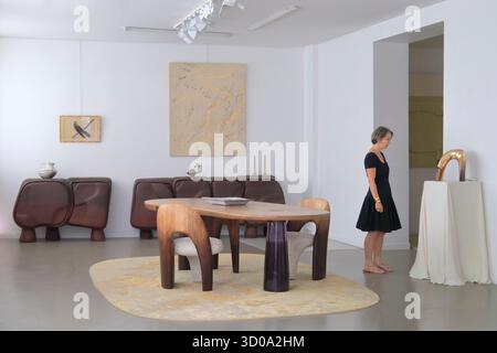 France, Paris (75), le Marais, rue de Montmorency, galerie de design le point G by Galerie Gosserez avec des meubles du designer libanais Georges Mohasseb Banque D'Images