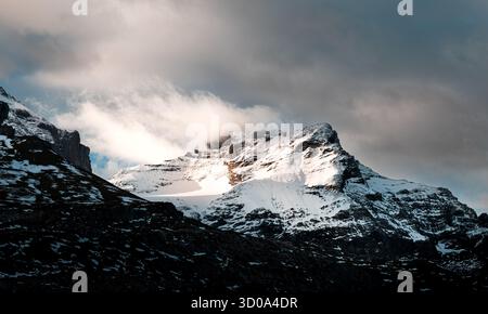 Montagnes suisses au lever du soleil – neige légère et lumière matinale rêveuse Banque D'Images